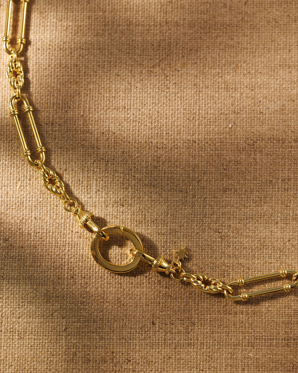 A chunky antique trombone chain in gold.